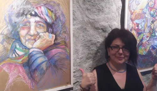 Rize Fındıklılı ressam Ayşe Uzunhasanoğlu, ‘kadın’ temalı 42 eserinden oluşan sergisini Yeşil Altın Gümüş Deniz Festivali kapsamında açtı.