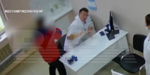 Başörtülü bir hastanın kocasının iddiasına göre, eşini muayene eden doktorun , bacaklarını ve karnını göstermesini istediği doktora saldırdı