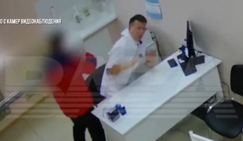 Başörtülü bir hastanın kocasının iddiasına göre, eşini muayene eden doktorun , bacaklarını ve karnını göstermesini istediği doktora saldırdı