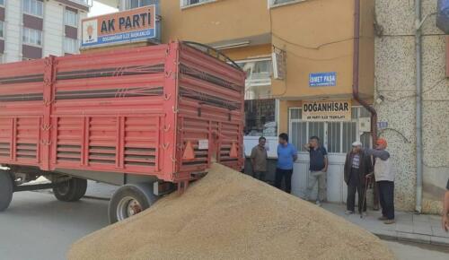 Yaparsa AKP yapar ,çiftçi, buğdayını AKP ilçe binasının önüne döktü