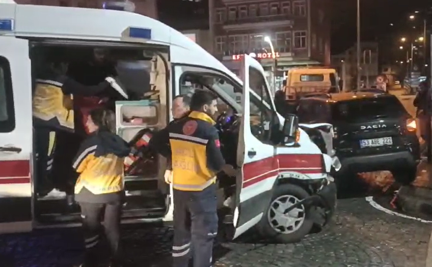 Rize de acil hasta götüren Ambulans kaza yaptı