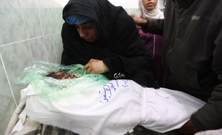 Gazze’de 135 Filistinli daha öldürüldü: Minik elinde bir dilim ekmek tutan 2 yaşındaki kız çocuğu da kurbanlar arasında