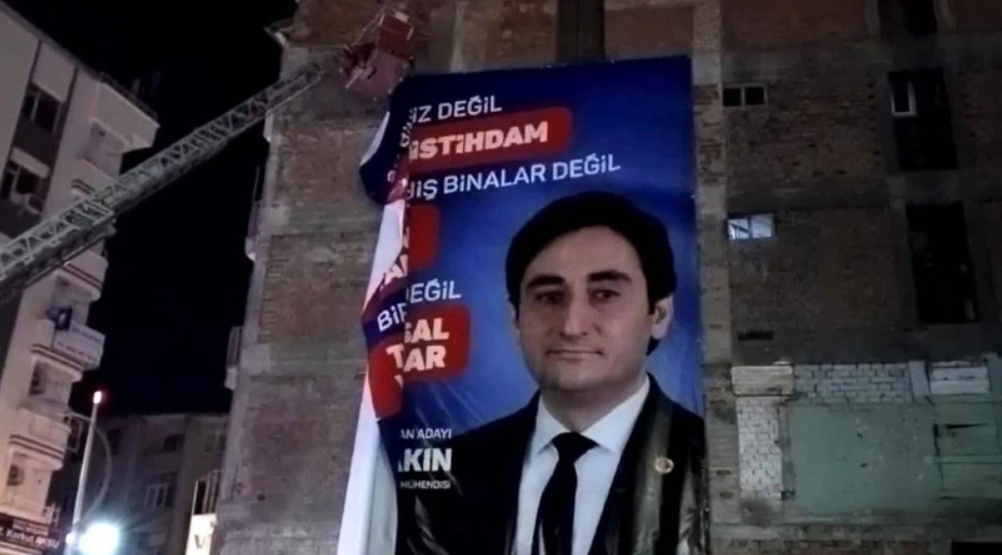 Saadet parti adayının pankartını AKP li belediye indirdi
