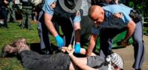 ABD Polisleri üniversiteleri bastı, İsrail’i protesto eden öğrenci ve akademisyenleri darp etti