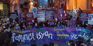 Feminist Gece Yürüyüşü’ne katıldıkları için yargılanan 33’ü kadın 35 kişi hakkında beraat kararı verildi