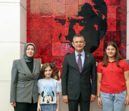 Özgür Özel, Ayşe Ateş ve kızlarını parti genel merkezinde ağırladı