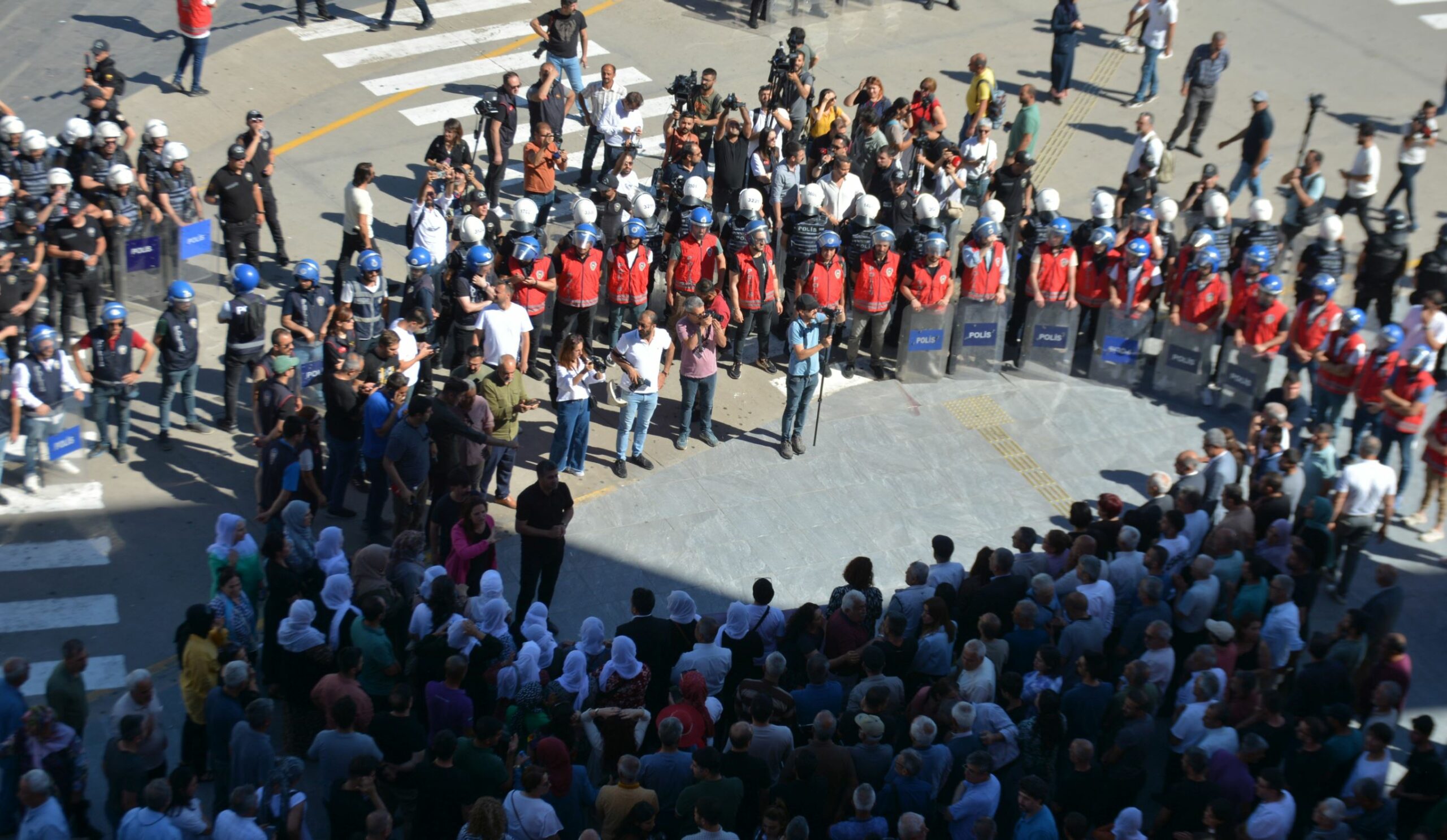 Kayyım atanması kararı Diyarbakır’da protesto edildi