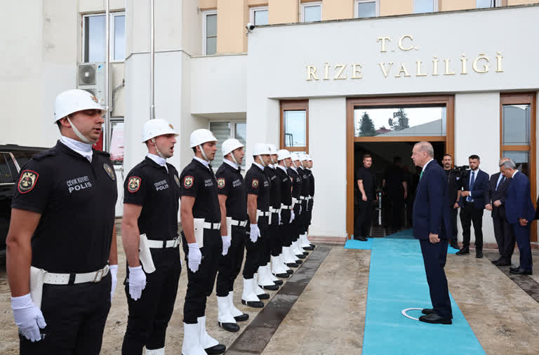 Cumhurbaşkanı Erdoğan memleketi Rize de mitingi sönük geçti