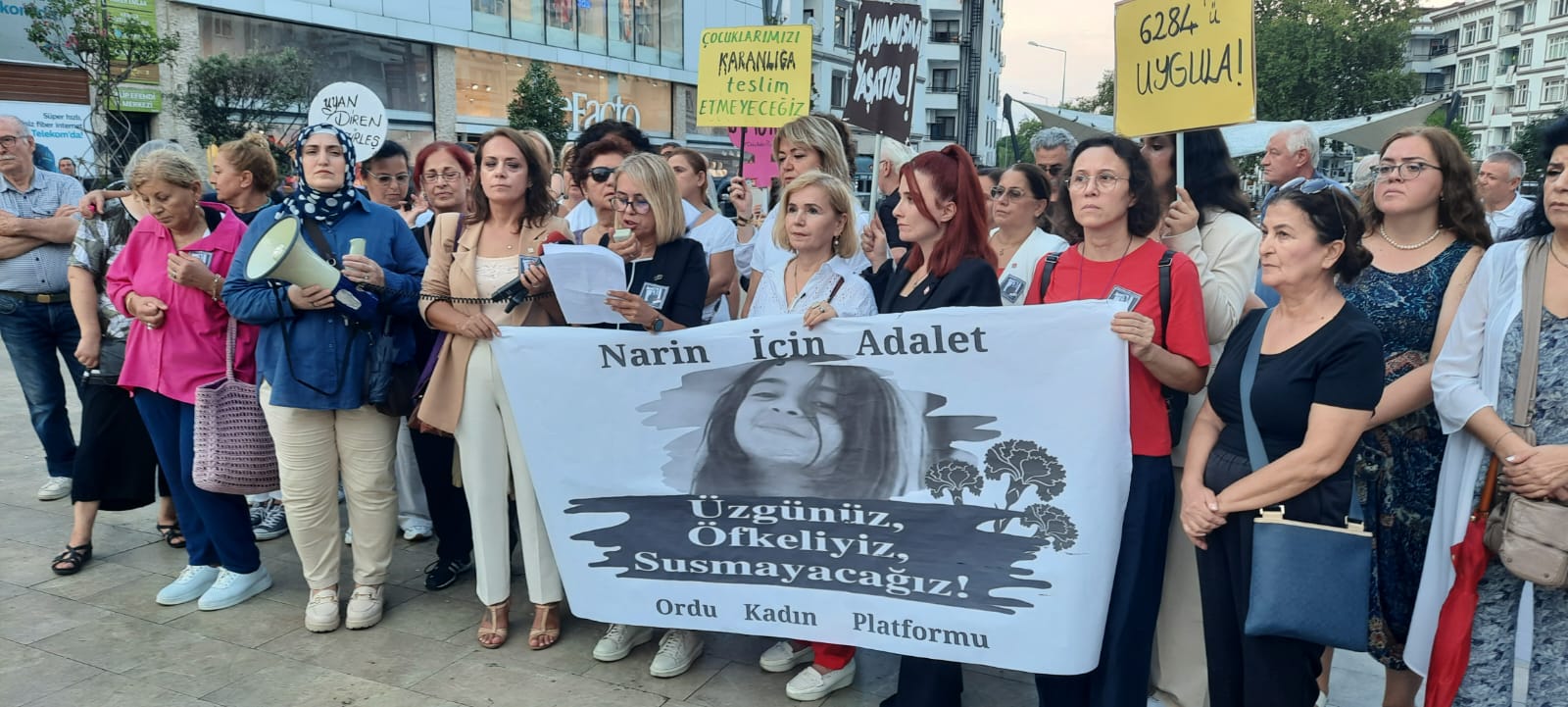 Ordu kadın platformu Narin için yürüdü “Katledilen Sadece Narin Değil, Kadın ve Çocuk Haklarıdır”